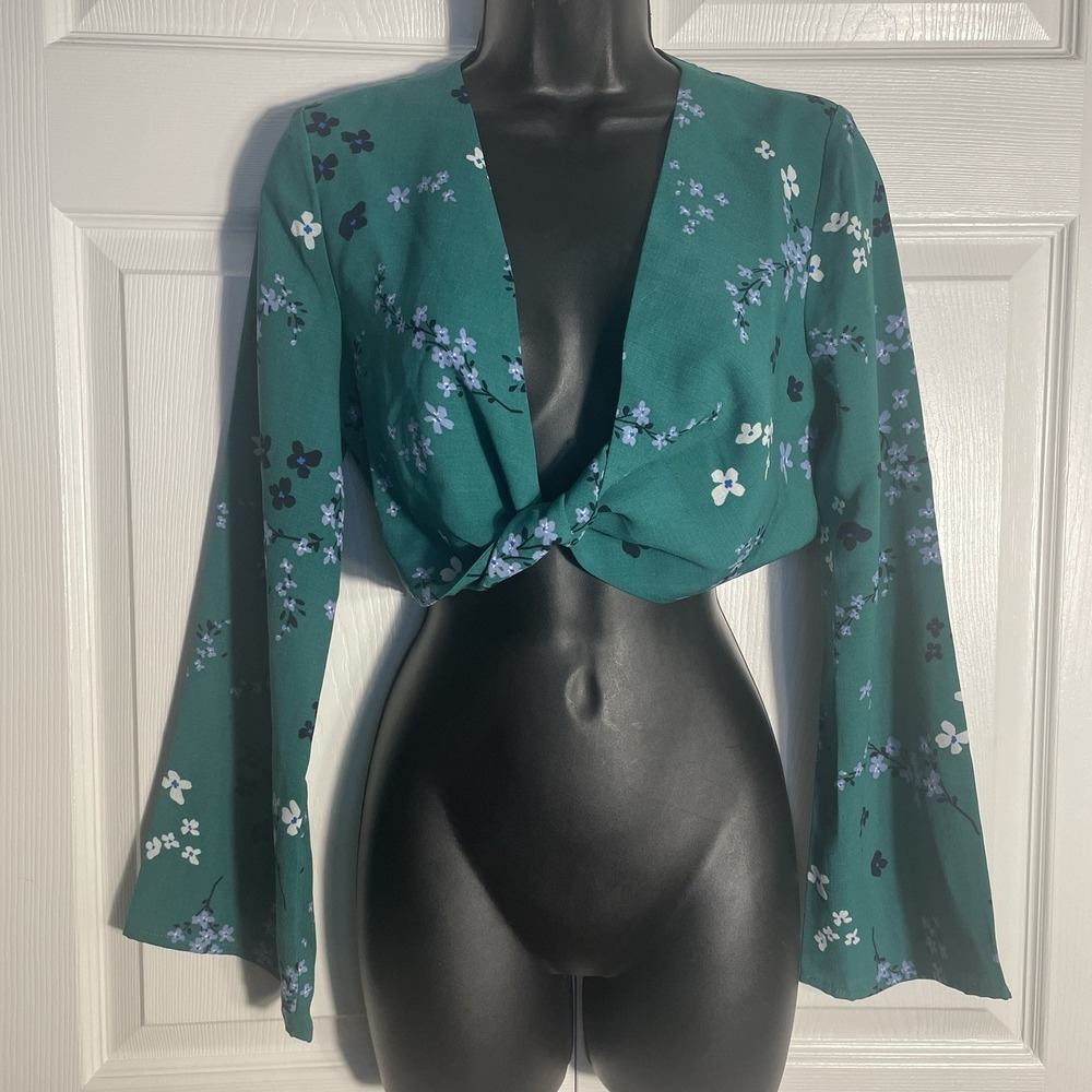 MinkPink Cropped Shirt Women XS Green Floral Long Sleeve Low Cut V Neck Blouse